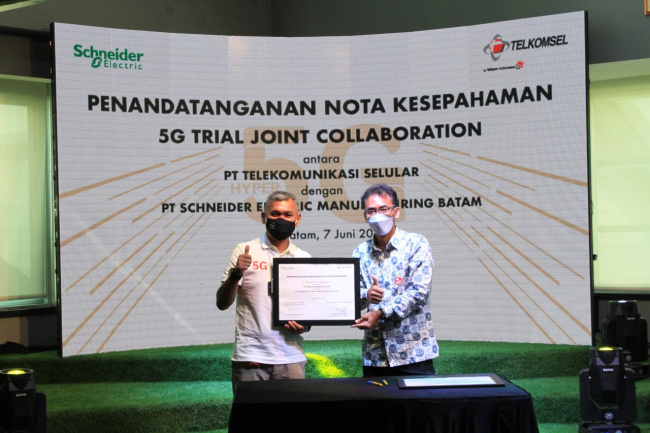 Kerja Sama Telkomsel - Schneider Tingkatkan Industri 4.0
